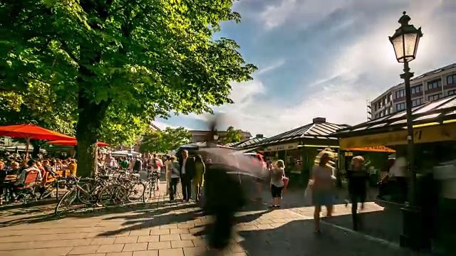 时光流逝:德国慕尼黑农贸市场广场上拥挤的行人视频下载