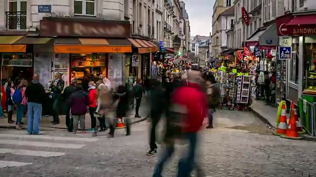 高清时间推移:行人在巴黎蒙马特购物街拥挤视频素材
