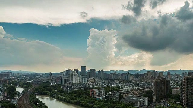 4k时光流逝:中国浙江省杭州市上空的暴风雨云视频素材