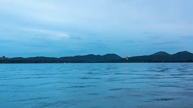 从白天到夜晚的4k时光流逝:日落时分的西湖和山峦，杭州，中国视频下载