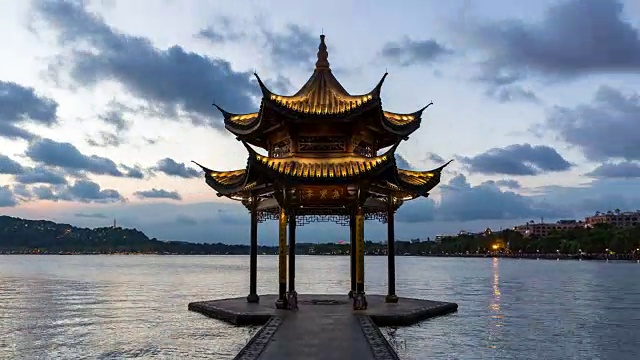 从白天到夜晚4K延时:照亮的亭子在西湖，杭州，中国视频素材