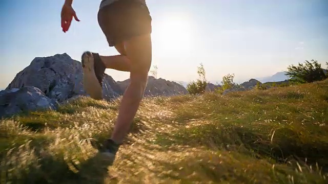 日落时分，年轻的女运动员在山上奔跑视频素材