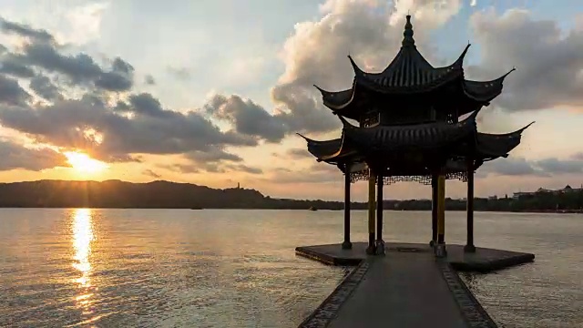 4K延时:中国杭州，落日余晖下的亭子剪影视频素材