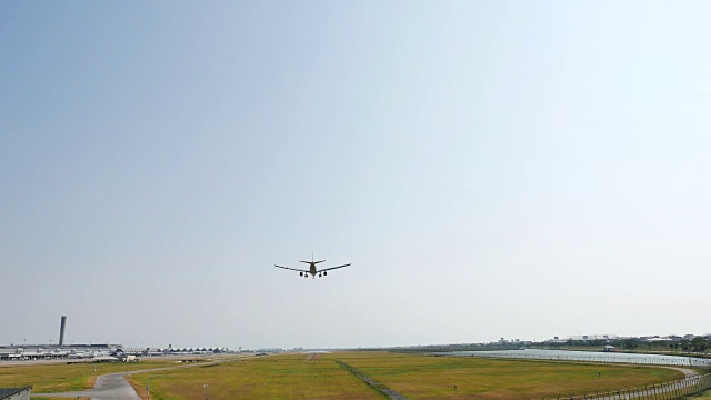 飞机在机场附近从头顶飞过视频素材