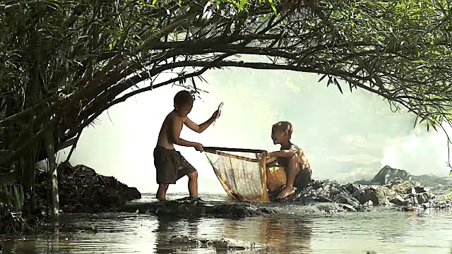 HD:孩子们在泰国瀑布钓鱼的快乐时刻视频下载
