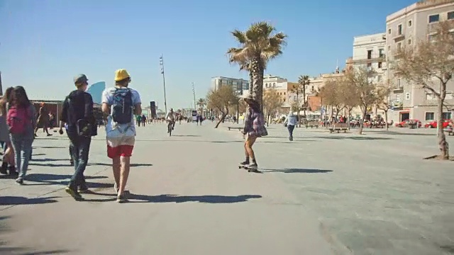 在海滩玩滑板的女人视频下载
