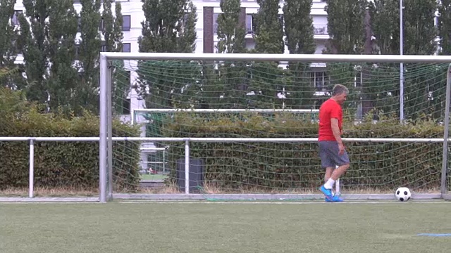 成熟的足球运动员在进球后庆祝视频下载