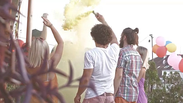 在一个有彩色烟雾弹的派对上庆祝视频素材