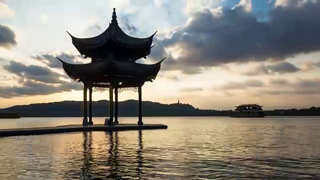 4k时光流逝:落日在云后的剪影亭，杭州，中国视频素材