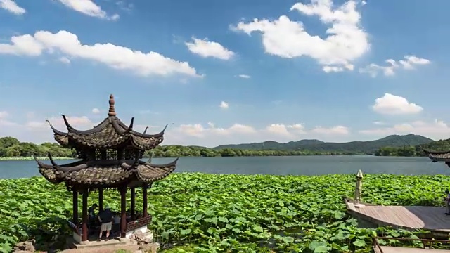 4K延时:中国杭州，在蓝天白云的映衬下，西湖上的圣荷园环绕着展馆和大理石船视频素材