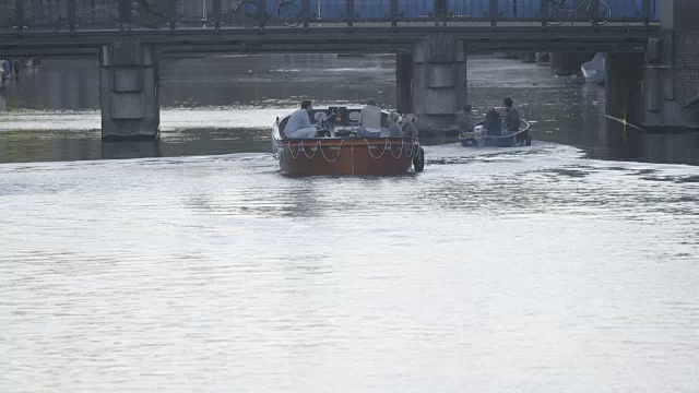 在河上的桥上划船视频下载