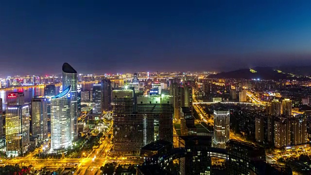 从白天到夜晚4K延时:日落时灯光照亮市中心的摩天大楼，杭州，中国视频素材