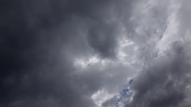 延时视频的黑暗移动云就在它即将下雨4K视频下载