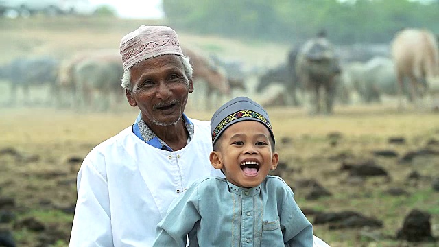 穆斯林生活方式家庭的人从祖父和他的侄子。视频素材