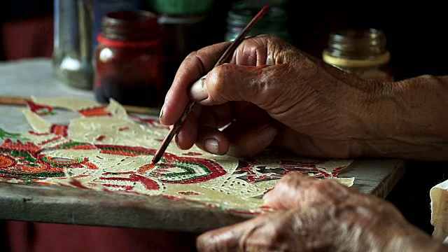 工匠加工泰国著名的水牛皮影戏，泰国南部地区的手工艺艺术(有选择的焦点)视频下载