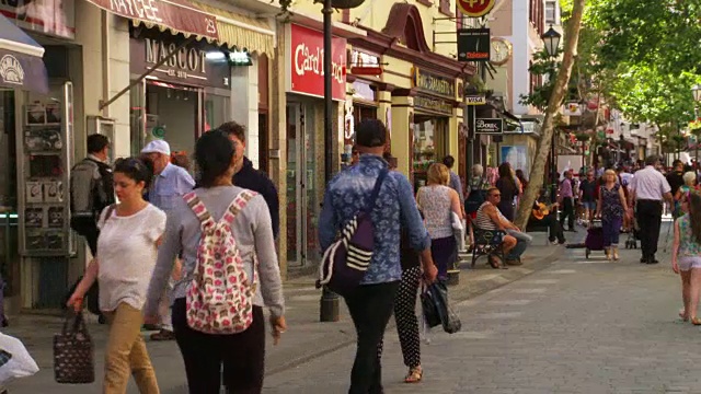游客和当地人在直布罗陀的大街上购物或散步视频下载