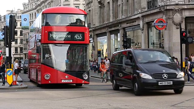 在伦敦的牛津广场有公共汽车视频下载