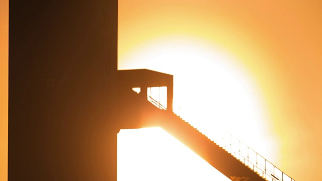 Time-Lapse Extreme Close shot of the sun setting over the Alpensia Ski Jumping Stadium in平昌(2018 Winter Olympics)视频素材