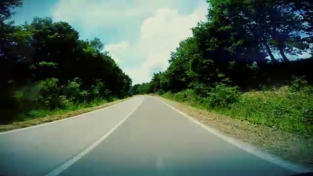 POV开车在直道上超速行驶视频素材