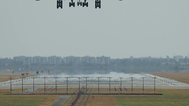 飞机在机场附近从头顶飞过视频下载