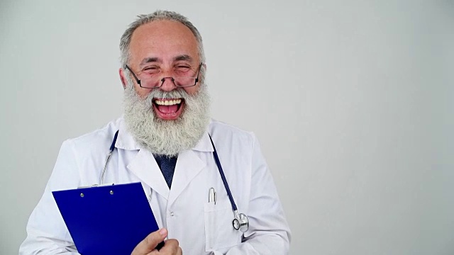 灰色背景下的成年资深医生笑着视频素材
