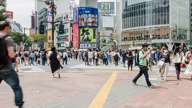 东京涩谷十字路口的人群视频素材