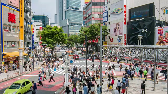 从高处俯瞰东京街道上的行人视频下载