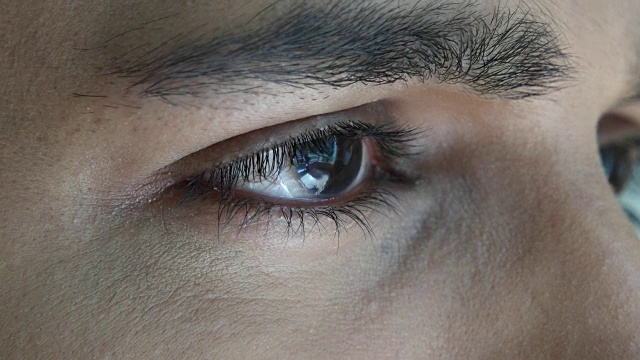 特写一个男人的眼睛，把焦点从一只眼睛转移到另一只眼睛视频下载