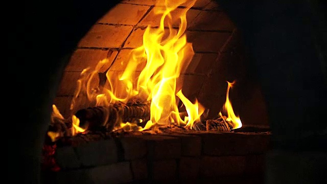 高清:壁炉的火焰。(缓慢)视频素材