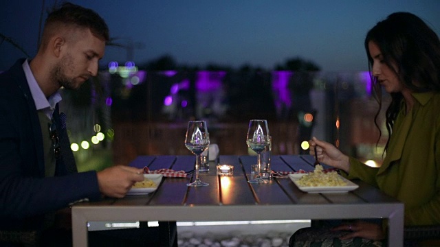 一对夫妇晚上在餐馆吃意大利面视频素材