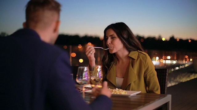 一对夫妇在餐桌上互敬葡萄酒杯视频素材