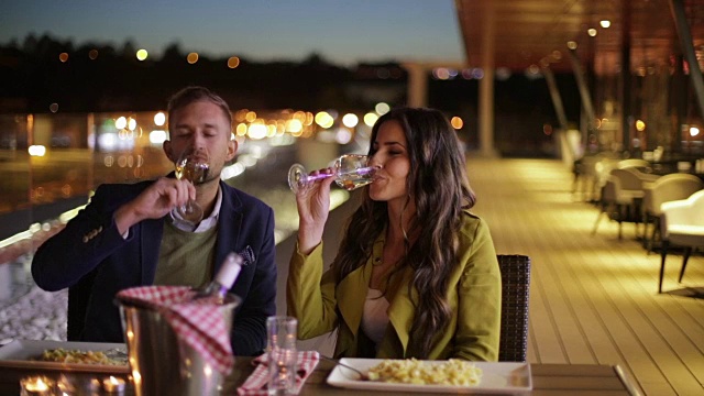 一对夫妇在餐厅用白葡萄酒敬酒视频下载