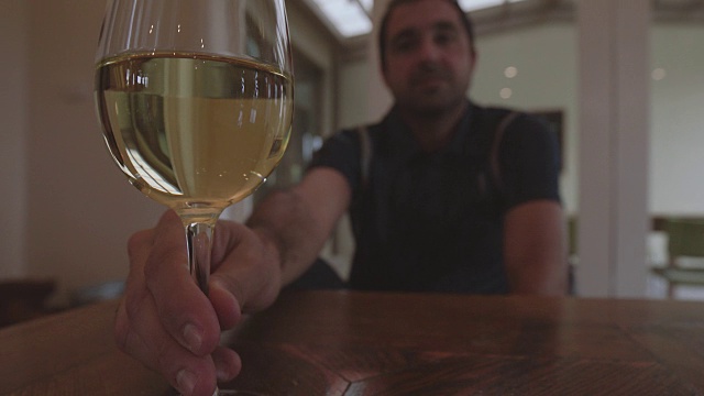 像一个当地的年轻人一样在澳大利亚维多利亚州的亚拉谷喝葡萄酒视频下载