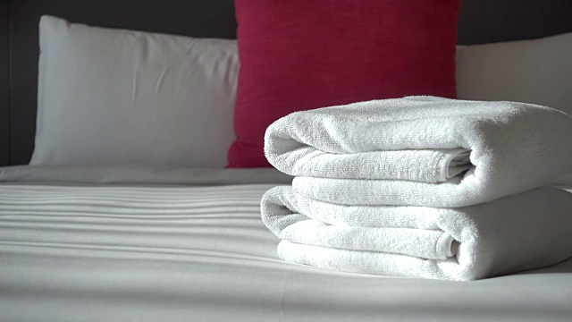卧室室内床上装饰浴巾视频素材