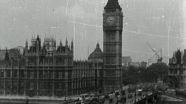 20世纪20年代的高角度广角拍摄，大本钟+议会大厦与桥上的交通/英国伦敦视频下载