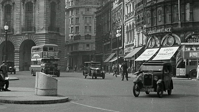 1920年代的皮卡迪利广场与行人的交通场景/英国伦敦视频下载