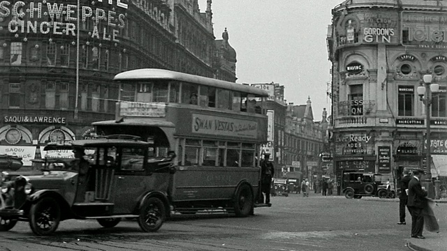 1920年代拍摄的皮卡迪利广场交通场景，背景为行人+广告牌/伦敦视频下载