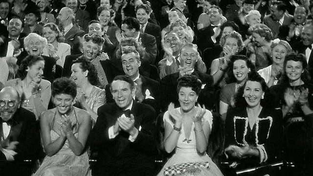 B/W 20世纪30年代/40年代的高角度观众观看+大笑+掌声视频素材