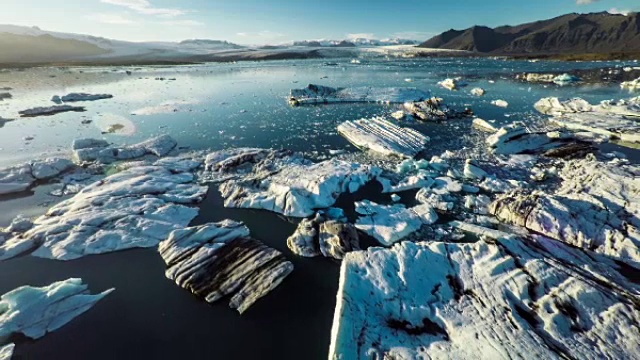 航拍:北极景观中的冰山-冰岛Jokulsarlon视频素材
