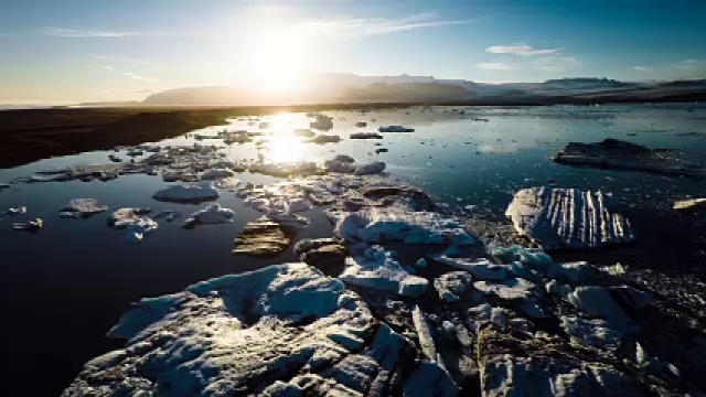 AERIAL:冰岛，Jokulsarlon冰川湖日落视频下载