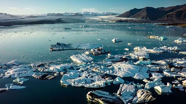 天线:Jokulsarlon冰川上漂浮的冰山视频素材