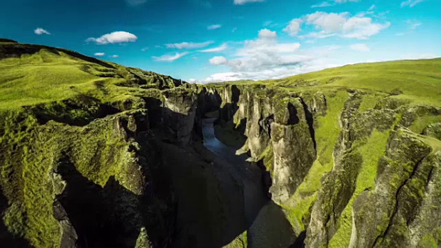 AERIAL:冰岛的Fjadrargljufur峡谷视频素材