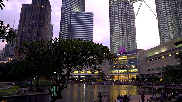 马来西亚石油双塔，Suria KLCC吉隆坡黄昏视频素材