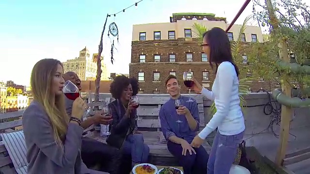 朋友们在纽约曼哈顿的一个屋顶上聚会视频下载