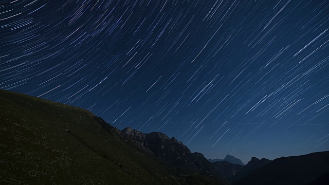 夜晚的星星和山脉视频素材