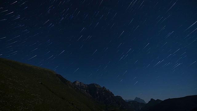 夜晚的星星和山脉视频素材