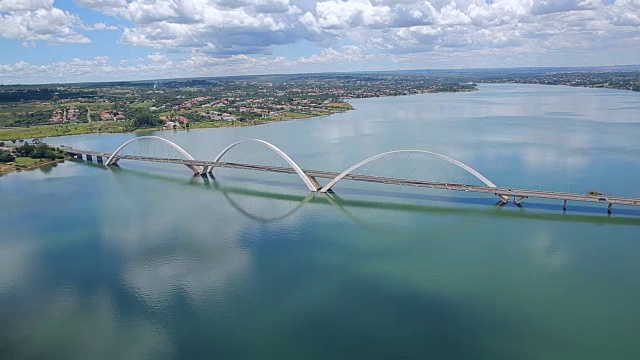 桥Jk航拍图像，巴西利亚市，巴西，南湖，角三视频素材