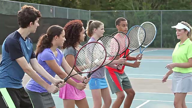 体能障碍青少年在网球小组课上视频下载
