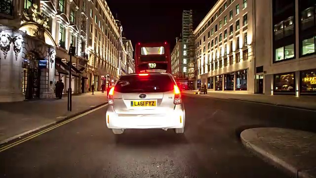 夜间驾车穿过伦敦市中心。视频素材