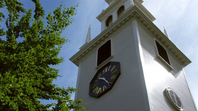 三一教堂的尖顶和天空/纽波特，罗德岛，美国视频下载